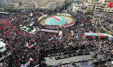 Tahran’da gözyaşı ve öfke: İran, 60 komutan ve bilim insanını uğurladı