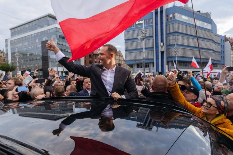 Polonya'da cumhurbaşkanı seçimini yüzde 50,9 ile Nawrocki kazandı