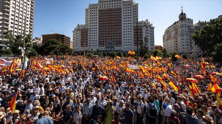 İspanya'da merkez sağcı ana muhalefet "erken seçim" talebiyle Madrid'de gösteri yaptı
