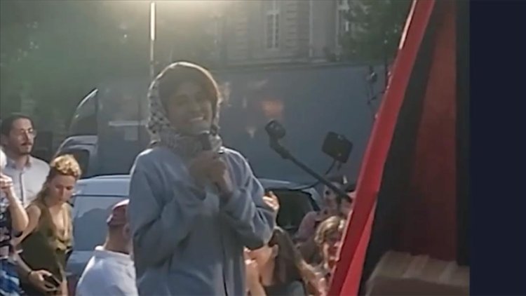 Madleen gemisinin Fransız aktivistlerinden AP üyesi Hassan, Paris'te coşkuyla karşılandı