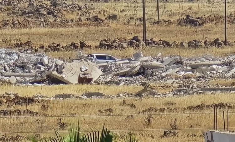 İşgalci İsrail, Suriye'nin Kuneytire şehrinde evleri yıkıyor