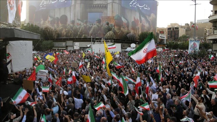 Tahran'daki İnkılap Meydanı'nda toplanan İranlılar ABD'nin saldırılarını protesto etti