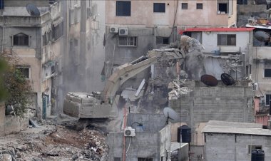 İşgalci İsrail ordusu, yargı kararına rağmen Tulkerim Mülteci Kampı'nda Filistinlilerin evlerini yıkıyor