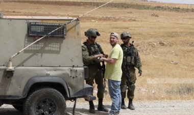 Yahudi işgalci saldırısını engellemeye çalışan yabancı aktivistler tutuklandı