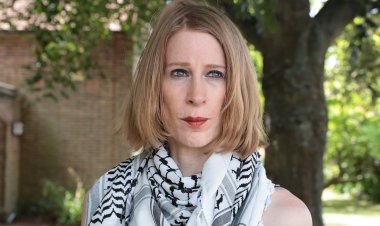 İngiltere’de “Gazze’ye özgürlük” pankartı taşıyan gösterici terör yasasıyla tehdit edildi