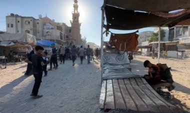 Gazze’de boş pazar tezgahlarında yiyecek arayan Filistinlilerden dünyaya sitem