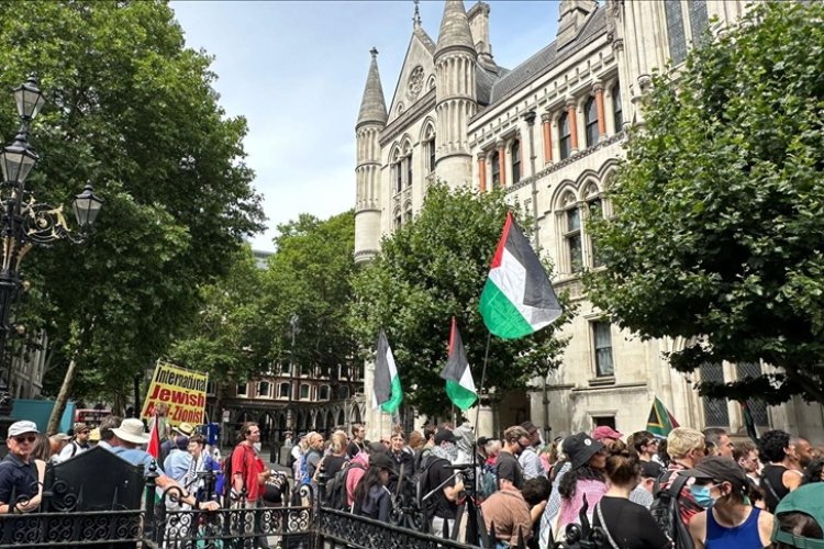Londra'da Yüksek Mahkeme önünde 'Palestine Action' grubuna destek