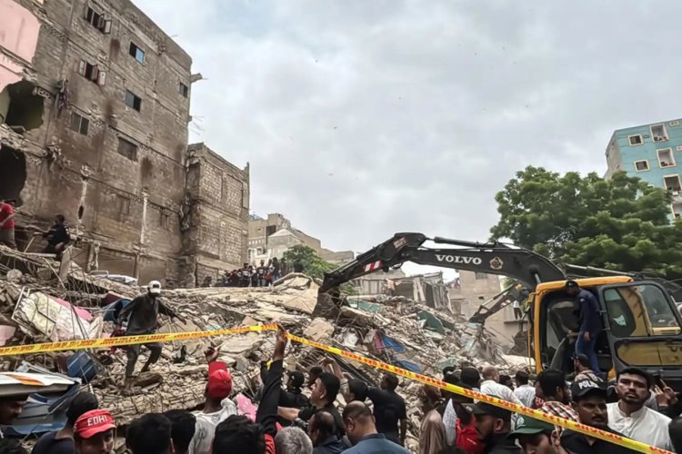 Pakistan’da 5 katlı bina çöktü: 5 ölü