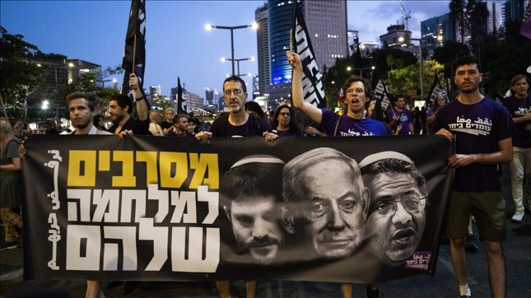 Tel Aviv'de binlerce gösterici, Gazze'de ateşkes ve esir takası anlaşması talebiyle gösteri düzenledi