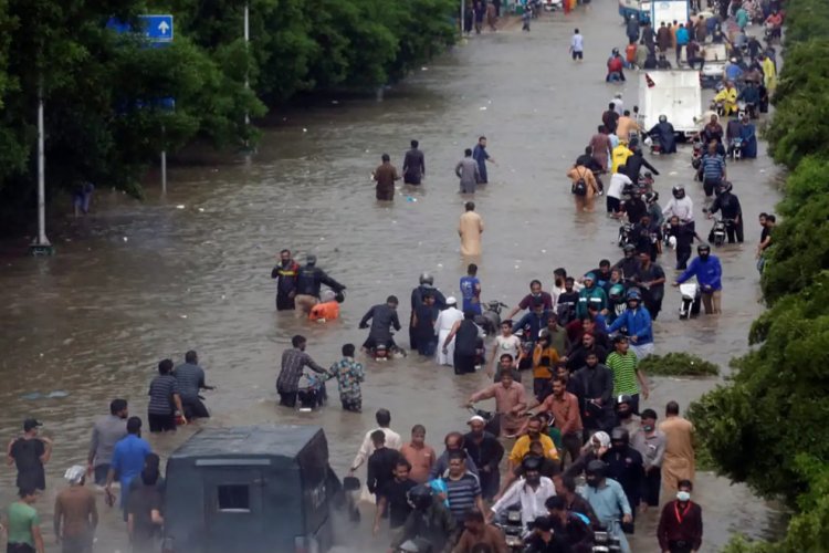 Pakistan'da muson yağışları sele yol açtı: 98 ölü