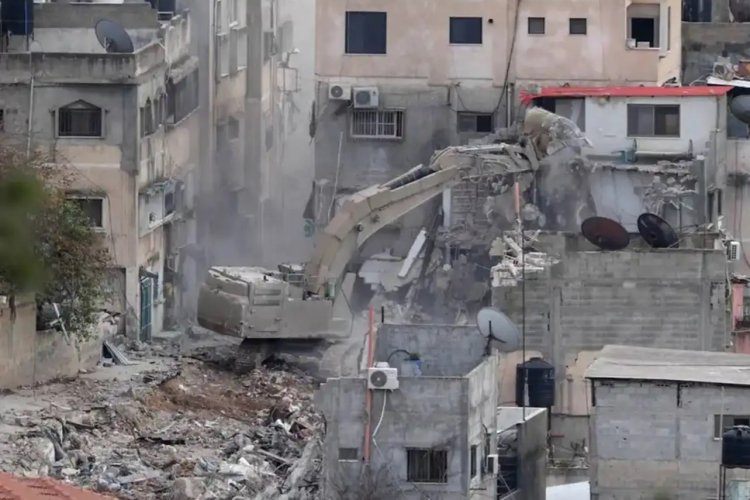 Siyonist işgalciler Filistinlilere ait evleri yıkmaya devam ediyor