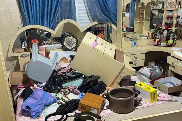 Yahudi askerler Filistinlilerin evlerini yağmalıyor, altın ve para çalıyor