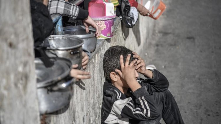 UNRWA: Gazze'de personelimiz de dahil insanlar açlıktan bayılıyor