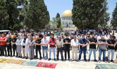 Mescid-i Aksa’da 40 bin kişi Cuma namazı kıldı