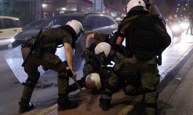 Yunanistan-İsrail voleybol maçında Filistin bayrağı açanlara polis müdahalesi