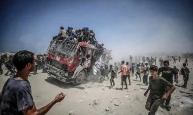 Katil İsrail'in tehlikeli yola yönlendirdiği yardım tırı devrildi: 20 şehit, onlarca yaralı