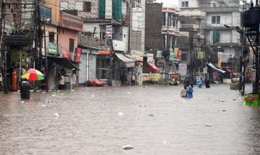 Pakistan'ın kuzeyindeki sellerde ölenlerin sayısı 330'a yükseldi
