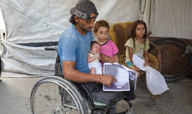 Tekerlekli sandalyeli baba, çocukları için 'ölüm tuzaklarına' yiyecek almaya gidiyor
