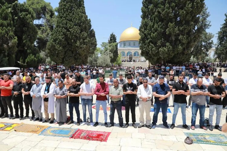 Mescid-i Aksa’da 40 bin kişi Cuma namazı kıldı
