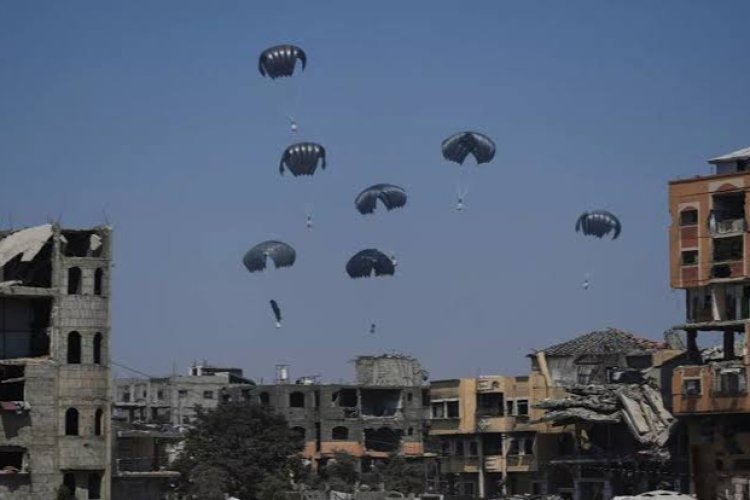 Gazze'ye havadan bir damla yardımla göz boyama yapılıyor