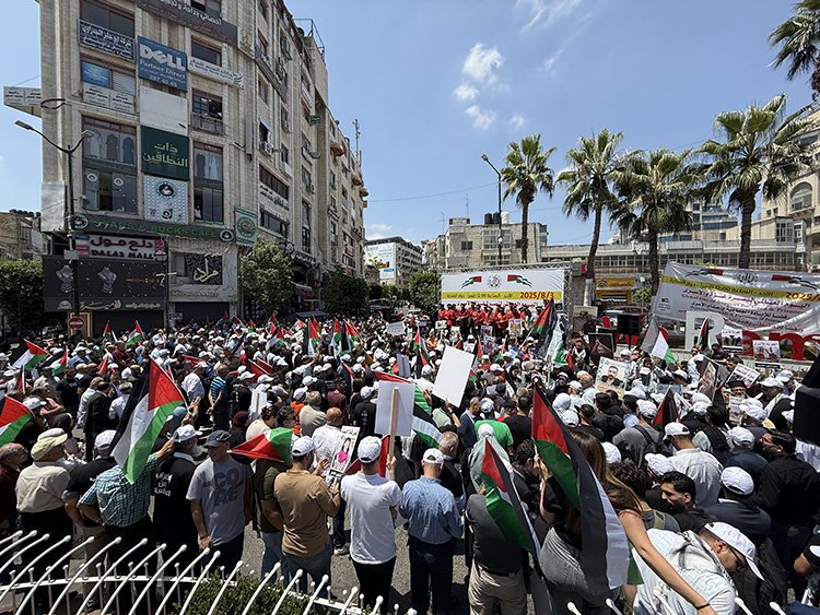 Batı Şeria'da binlerce Filistinli Gazze'deki soykırımı protesto etti