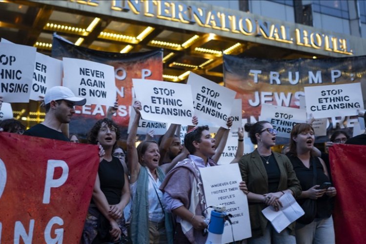 Trump'ın New York'taki otelinin önünde Gazze'deki açlık protesto edildi
