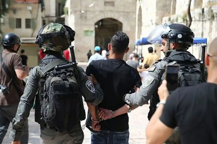 İşgalci İsrail Batı Şeria'da evleri talan ederek çok sayıda Filistinliyi esir aldı