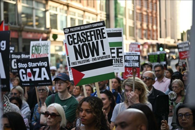 İşgalci İsrail'in Londra Büyükelçiliği önünde Gazze'deki kıtlık protesto edildi