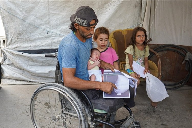 Tekerlekli sandalyeli baba, çocukları için 'ölüm tuzaklarına' yiyecek almaya gidiyor
