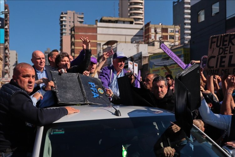 Arjantin Devlet Başkanı Milei’nin seçim konvoyuna taşlı saldırı