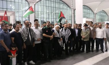 "Küresel Sumud Filosu" katılımcıları İstanbul'dan dualarla uğurlandı