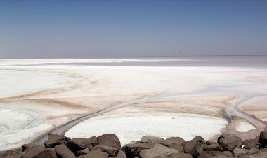 Kuraklıkla boğuşan İran'daki Urumiye Gölü tamamen kurudu