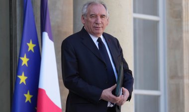 Fransa'da hükümet düştü