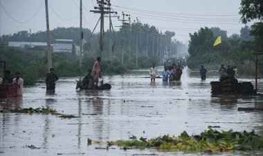 Pakistan'da meydana gelen sellerde tahliye çalışmaları zorlu şartlarda sürüyor