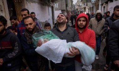 Gazze'de 708'inci gün: Çocuklar babalarının kucağında can veriyor