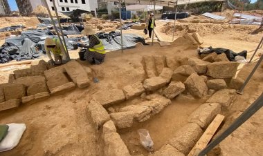 İşgalci İsrail bombalarla Gazze'nin tarihini yok ediyor