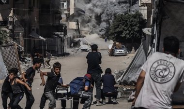 Katil İsrail, Gazze'de UNRWA'ya ait 3 okulu bombalayarak binlerce kişiyi yerinden etti