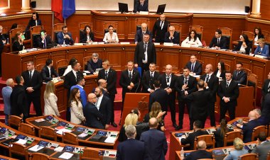 Arnavutluk'ta genel seçimden 130 gün sonra yeni hükümet kuruldu