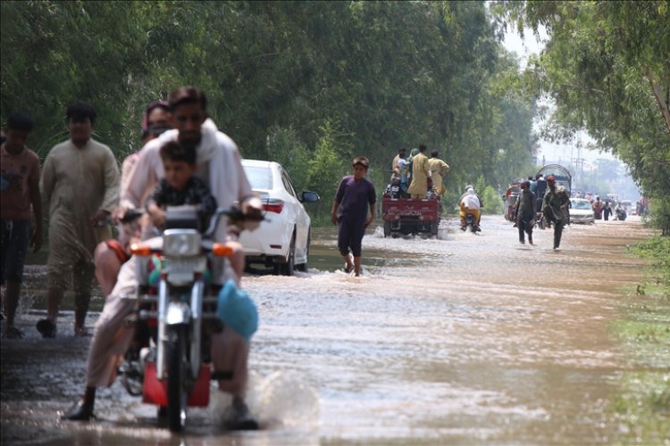 Pakistan'ın Pencap eyaletinde seller nedeniyle yaklaşık 300 bin kişi tahliye edildi