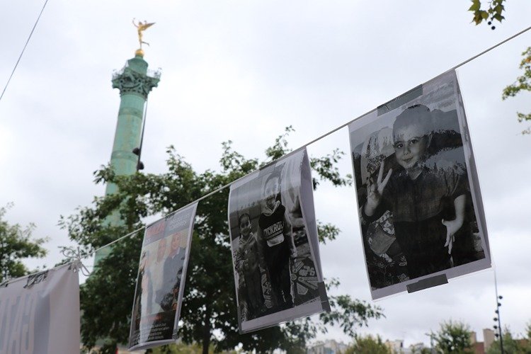 Paris'in ünlü Bastille Meydanı'nda Gazze'de katledilen Filistinli çocukların isimleri okunuyor