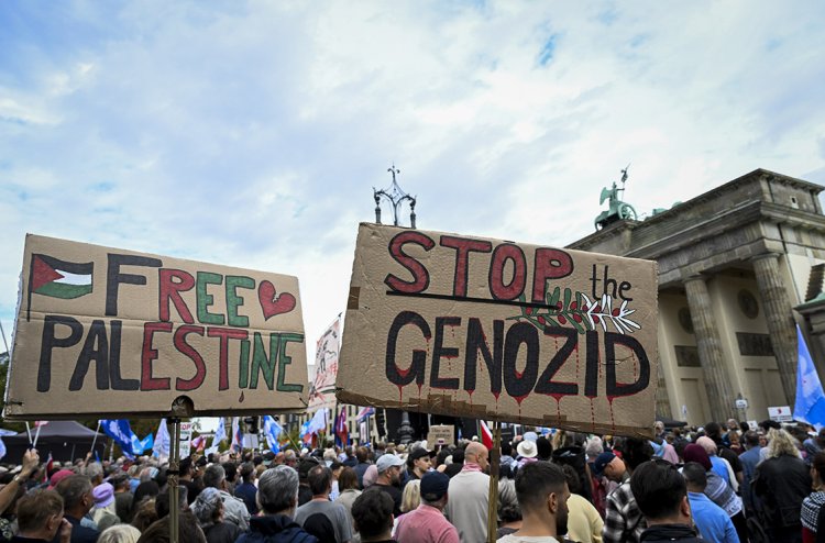 Berlin'de "Gazze'de soykırımı durdurun" çağrısıyla barış gösterisi yapıldı
