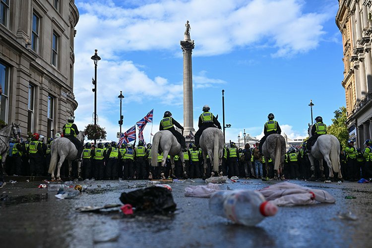 Londra'daki aşırı sağ eyleminde 26 polis yaralandı, 25 kişi gözaltına alındı