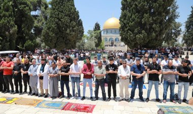 On binlerce Filistinli, kısıtlamalara rağmen Mescid-i Aksa’da cuma namazında