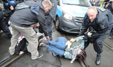 Almanya’da Filistin destekçilerine zulüm: Polis işgalci İsrail’in sözcüsü gibi davrandı