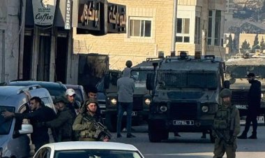 İşgalci İsrail, Batı Şeria’da serbest bırakılan esirlerin evlerine baskın düzenledi