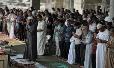 Katil İsrail'in Gazze'de yıktığı camilerin enkazında aylar sonra cuma namazı kılındı