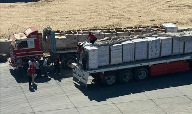 El-Ariş Limanı'na ulaşan 17. 'İyilik Gemisi'nden yardım malzemelerinin indirilmesi sürüyor