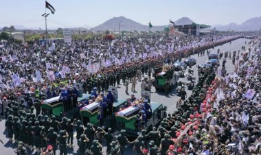 Siyonistlerin saldırısında şehit düşen General El-Gumari, Yemen’de coşkulu törenle uğurlandı: Kudüs için direnişin sembolü