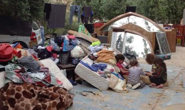 İşgalci İsrail, Filistinli aileyi evini yıkmaya zorladı: 7 kişi evsiz kaldı