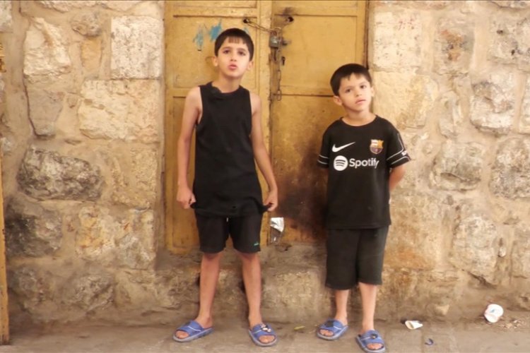 Katil İsrail 'casusluk' iddiasıyla 5 ve 7 yaşlarındaki kardeşleri alıkoydu